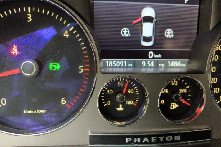 Used Volkswagen Phaeton 2012 3.0TDI Executive Version Odometer Close Up