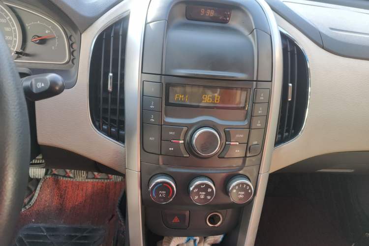 Used Baojun 630 2013 1.5L manual standard version
