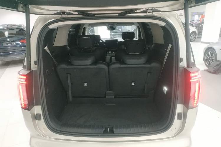 Used Volvo EM90 2025 Ultra Six-Seater Trunk