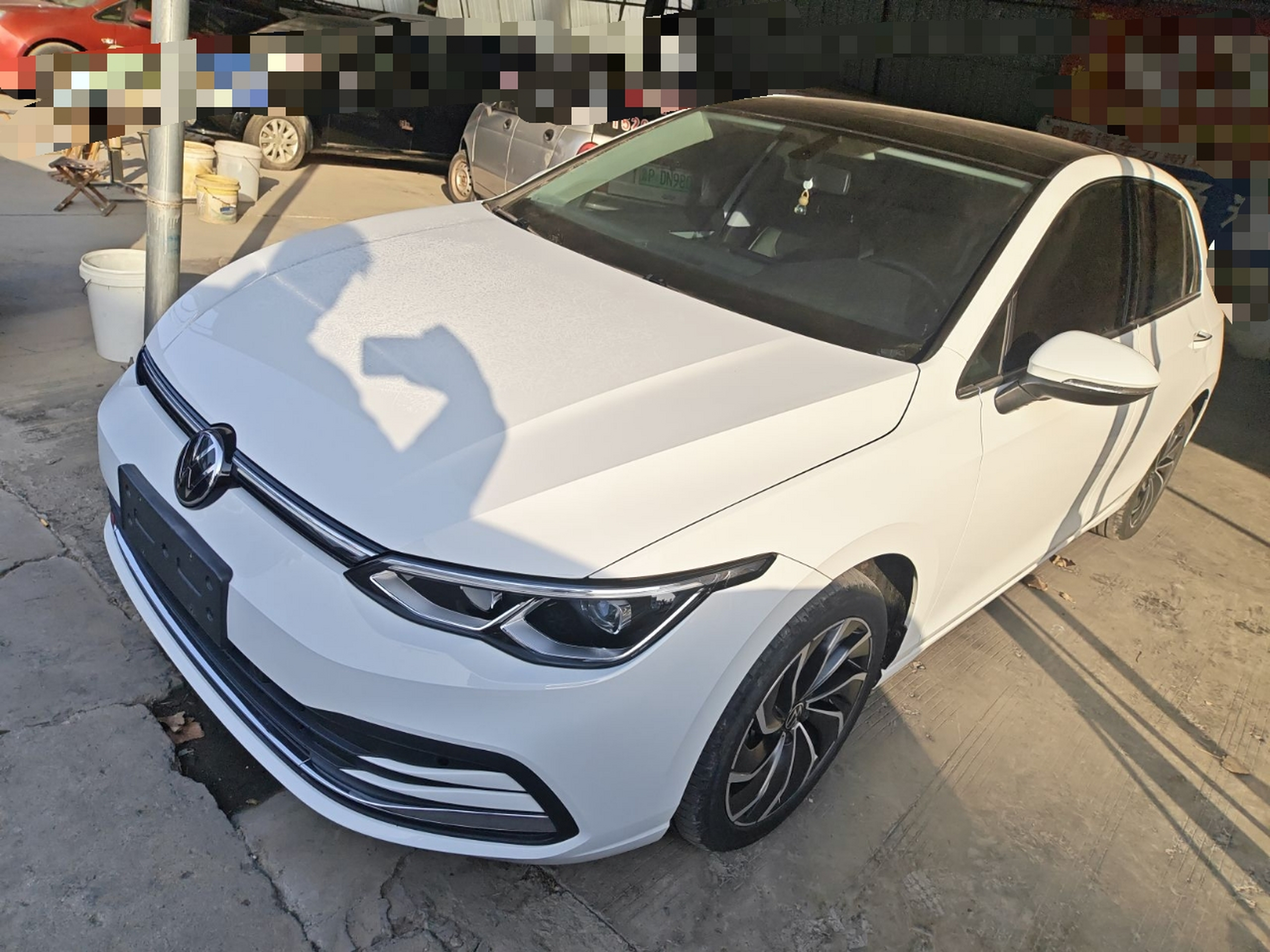 تحت مقدمة السيارة