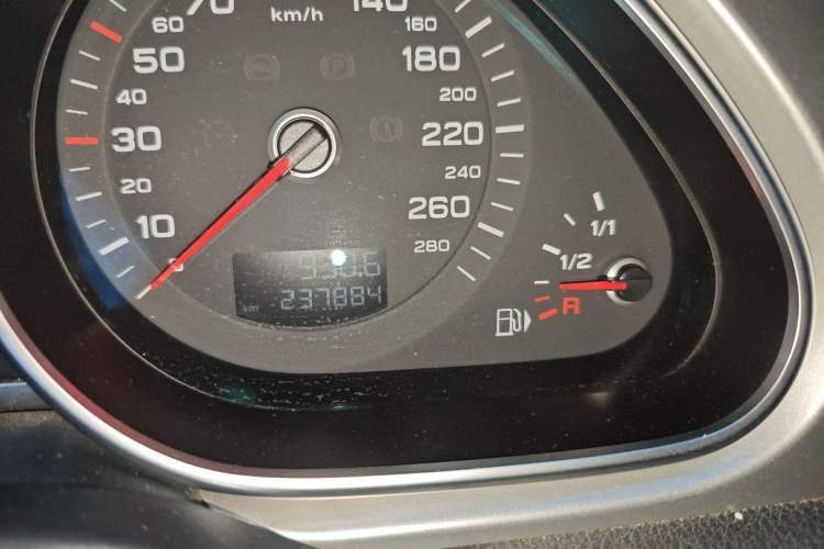 Used Audi Q7 2013 35 TFSI Technology Edition Odometer Close Up