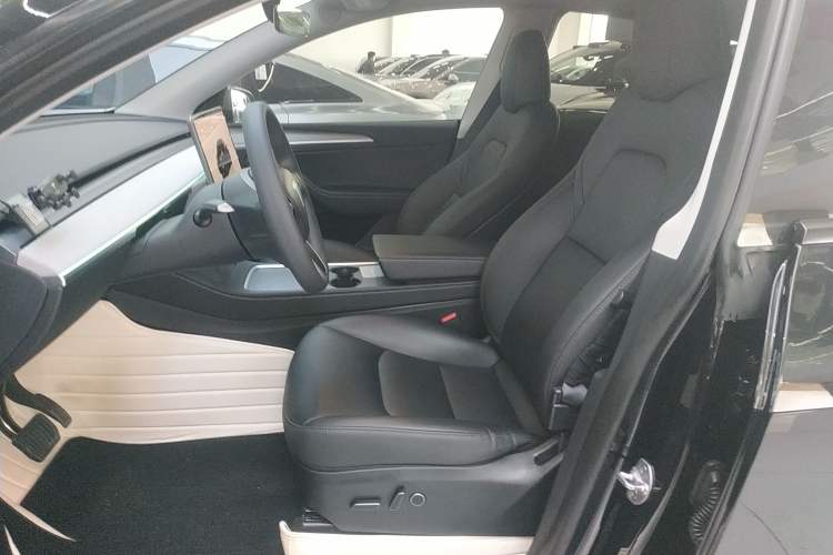 Used Tesla Model Y 2023 Long-Range All-Wheel-Drive Version
