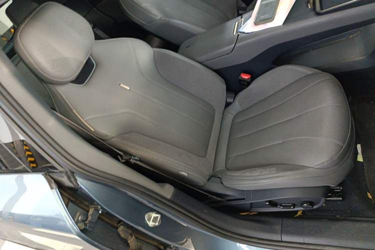 Used Lynk & Co 07 2024 EM-P 126 Long-Range Ultra Right Front Seat