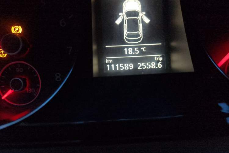 Used Volkswagen Magotan 2015 1.8TSI Luxury Model Odometer Close Up