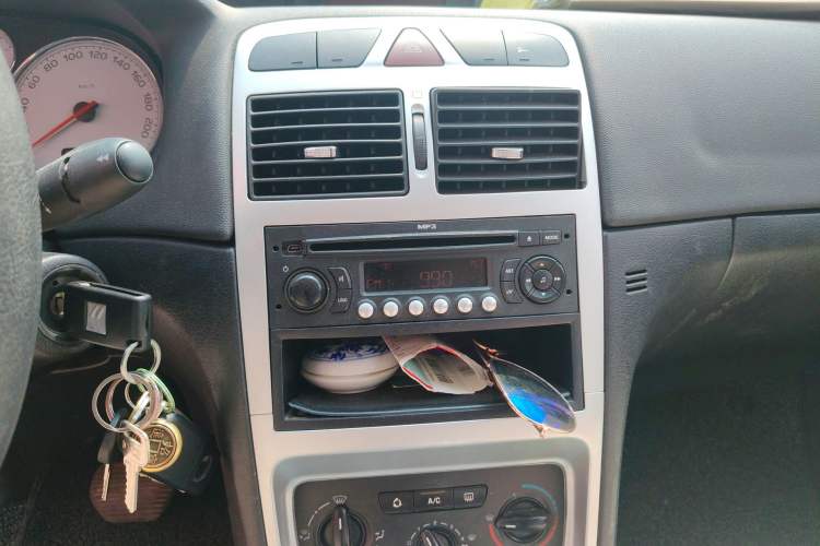 Used Peugeot 307 2010 Sedan 1.6L Automatic Comfort Edition Audio And AC Panel