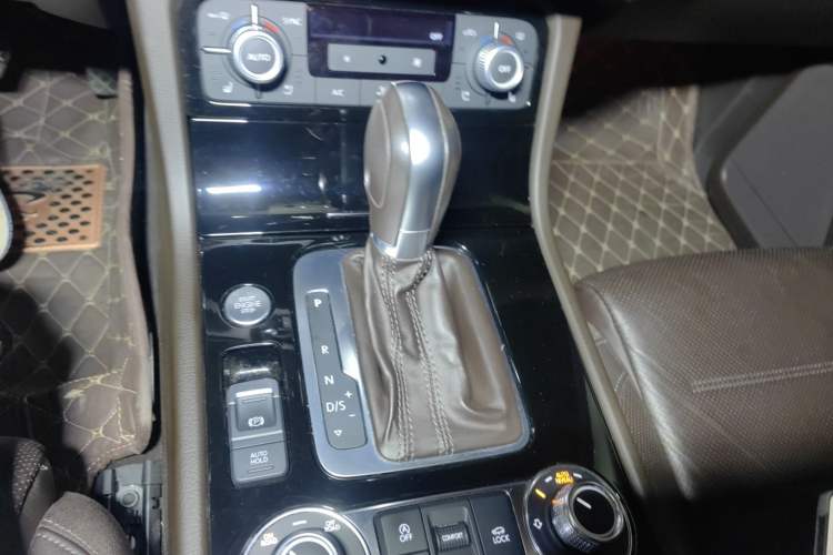 Used Volkswagen Touareg 2017 3.0 TSI Touareg Edition Gear Lever
