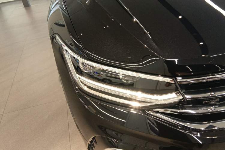 Used Volkswagen Tiguan L 2024 Outstanding Model 330TSI Automatic Two-Wheel Drive R-Line Dragon Glory Edition Right Front Headlight