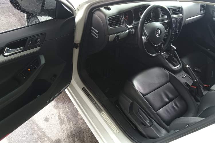 Used Volkswagen Sagitar 2017 230TSI Automatic Comfort Version Driver Seat