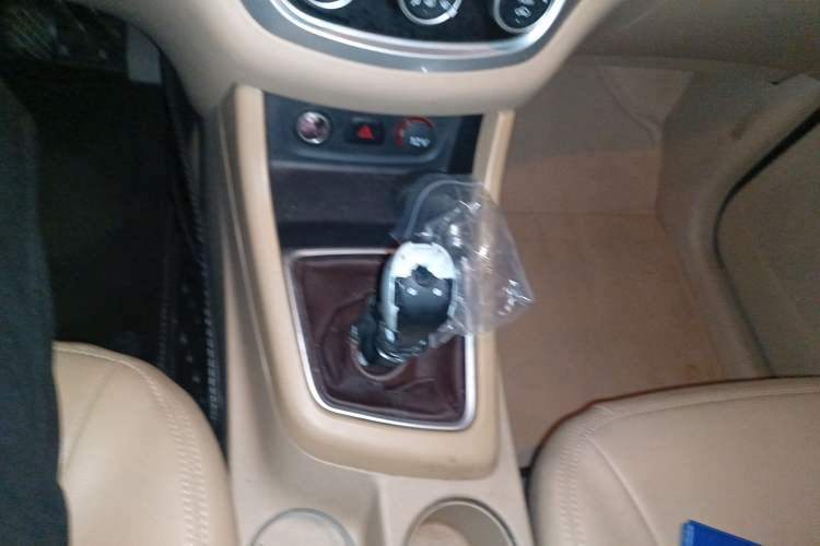 Used Baojun 730 2014 1.5L manual standard trim 7 seats Gear Lever