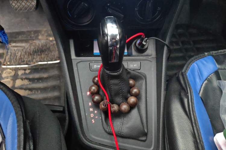 Used Volkswagen Lavida 2015 1.6L Automatic Fashion Edition Gear Lever