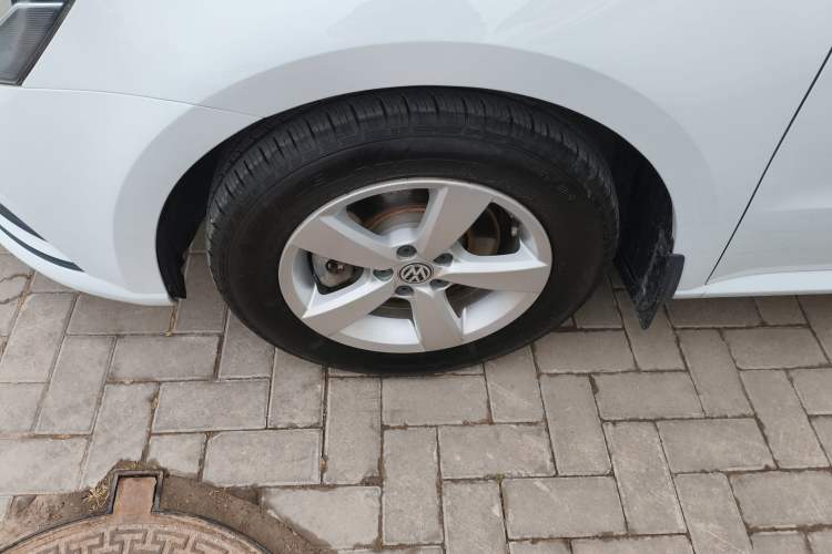 Used Volkswagen Gran Lavida 2015 1.6L Automatic Fashion Edition Exterior 4