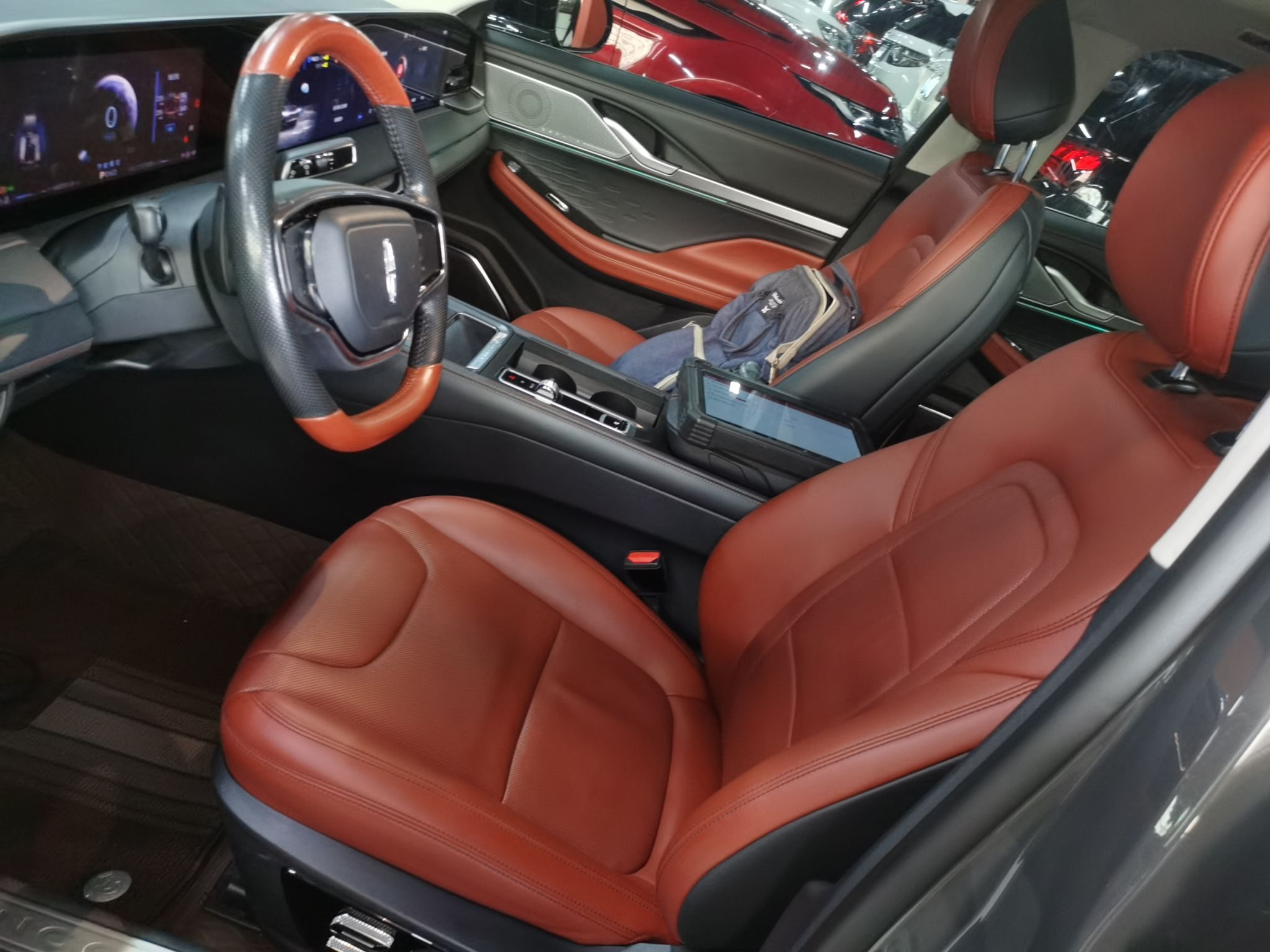 المقاعد الأمامية داخل السيارة