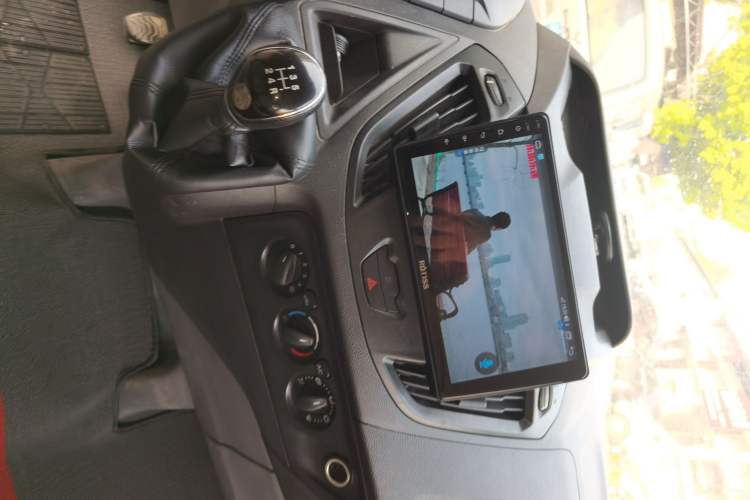 Used Ford Transit 2019 2.0T Diesel Multi-Purpose Commercial Vehicle Mid-Drive Mid-Roof 6-Seater China VI Standard Audio And AC Panel