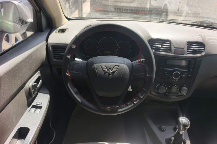 Used Wuling Hongguang 2015 1.5L S Basic Version China V Standard Steering Wheel