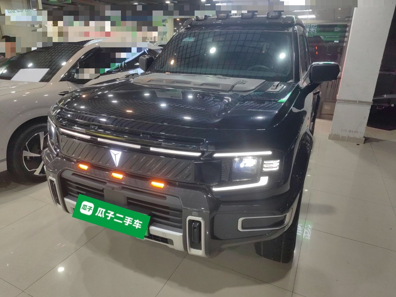 تحت مقدمة السيارة