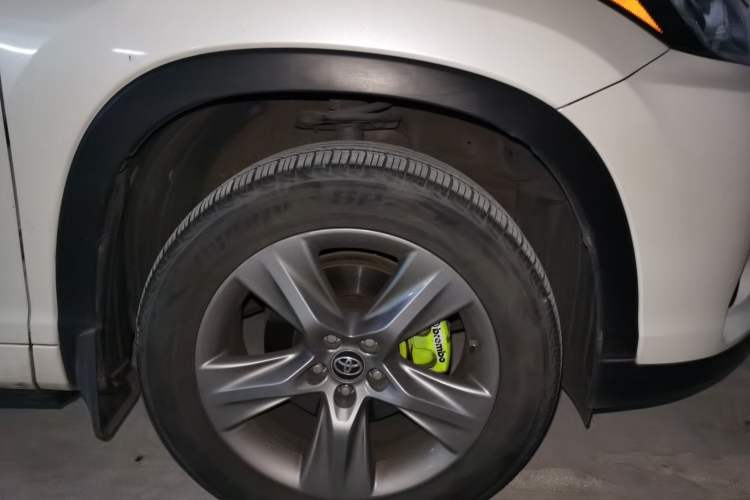 Used Toyota Highlander 2018 2.0T Four-Wheel Drive Luxury Edition 7 Seats China V Emission Standard Right Front Wheel Hub