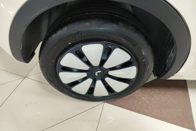 Used Wuling Bingo 2025 333 km Lingxi Deluxe Edition Right Rear Wheel Hub