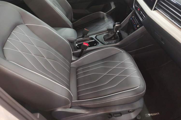 Used Volkswagen Tiguan L 2024 Outstanding Model 330TSI Automatic Two-Wheel Drive R-Line Dragon Glory Edition Right Front Seat