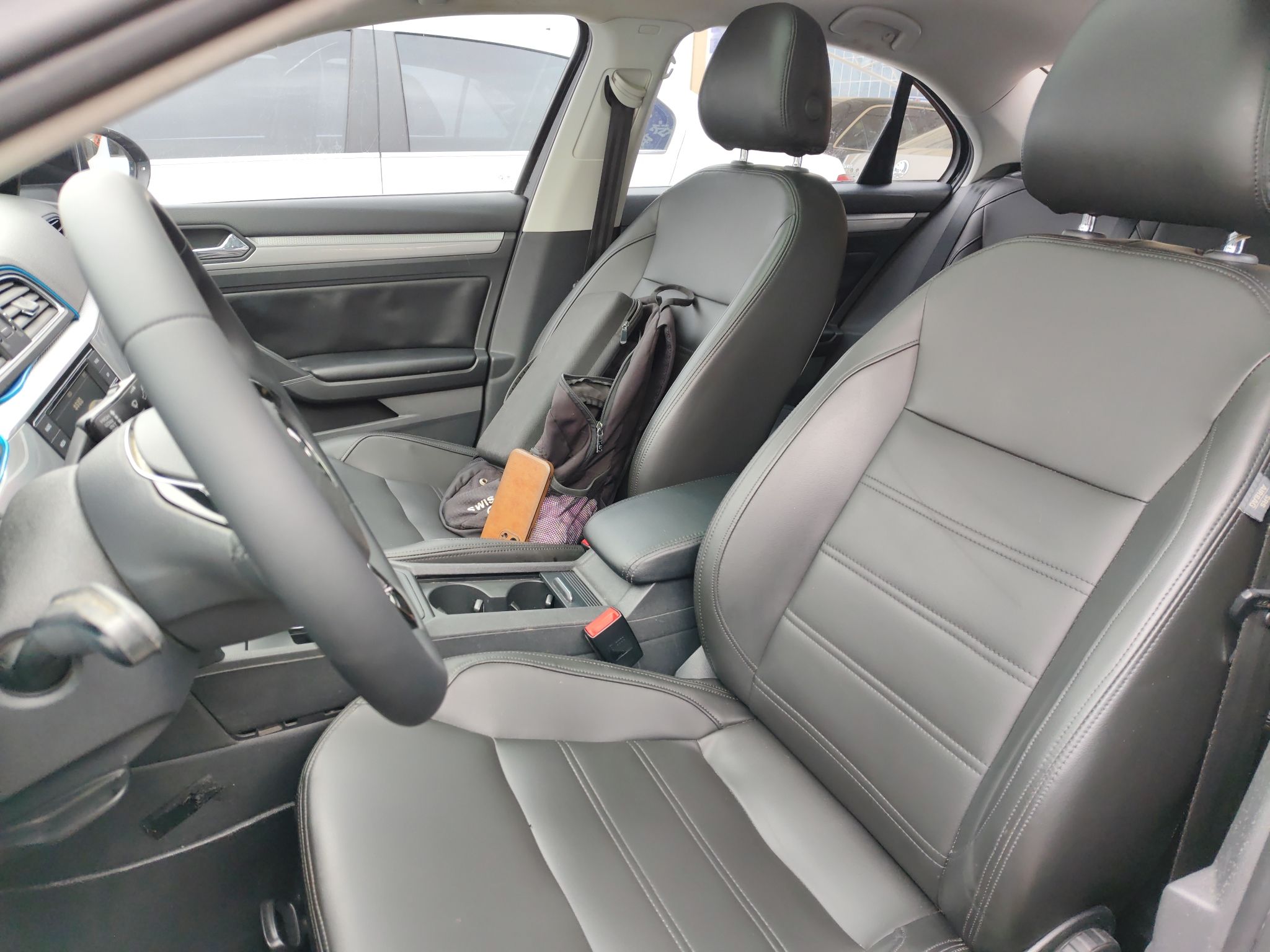 Переднее сиденье в автомобиле