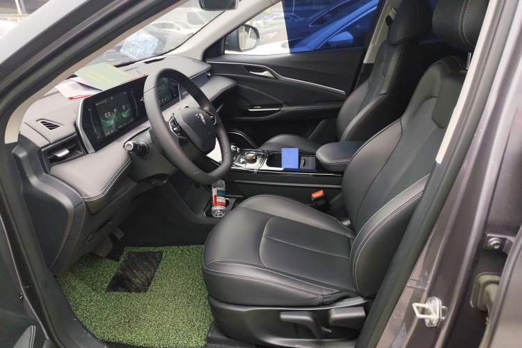 Used NETA U 2023 NETA U-Ⅱ 400 U-SHOW Edition Lithium-Ion Battery Left Front Seat