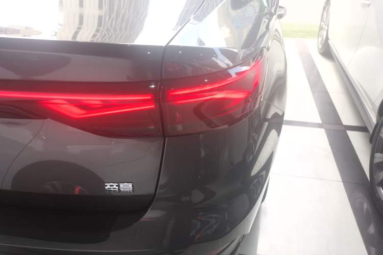 Used Geely Auto Emgrand 2025 4th Generation 1.5L CVT Luxury Version Right Rear Taillight