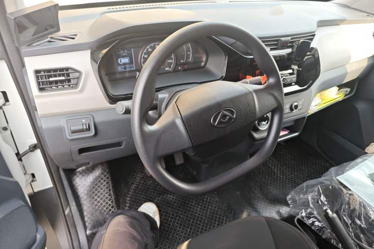 Used SAIC MAXUS EV30 2023 Pure-Electric Smart Logistics Expert with Long Wheelbase Guoxuan
