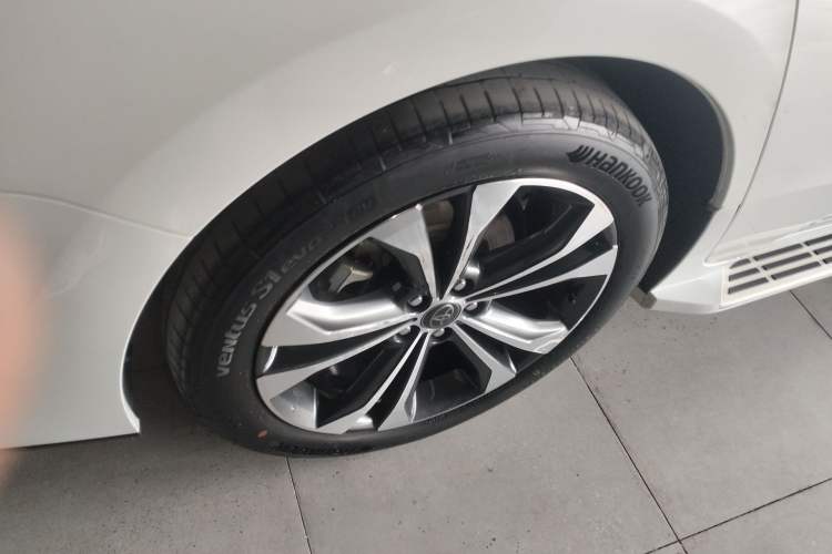 Used Toyota Granvia 2023 2.5L Hybrid Flagship VIP Edition Right Rear Wheel Hub