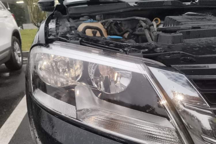 Used Volkswagen Lavida 2013 Revised Version 1.4 TSI DSG Comfort Edition Right Front Headlight