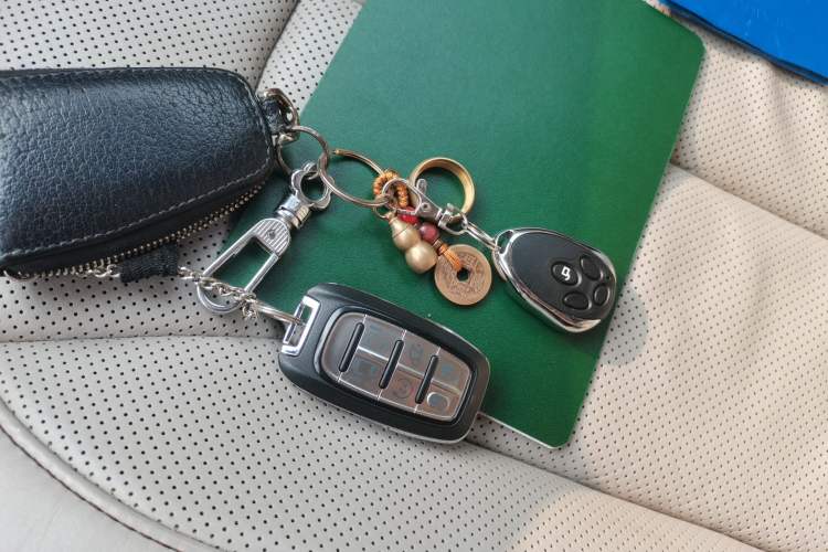 Used Chrysler Grand Voyager 2017 3.6L Premium Edition Vehicle Key