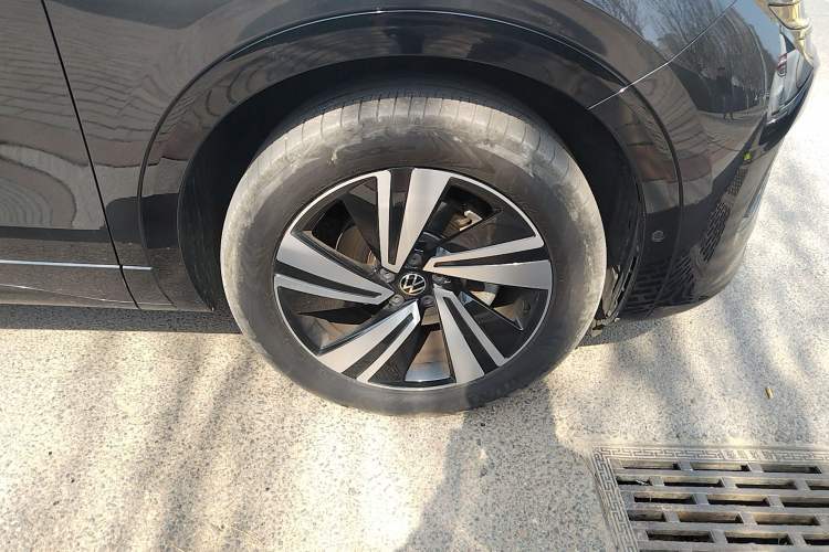 Used Volkswagen Tavendor 2024 380TSI All-Wheel-Drive R-Line Cruise Premium Edition Right Front Wheel Hub