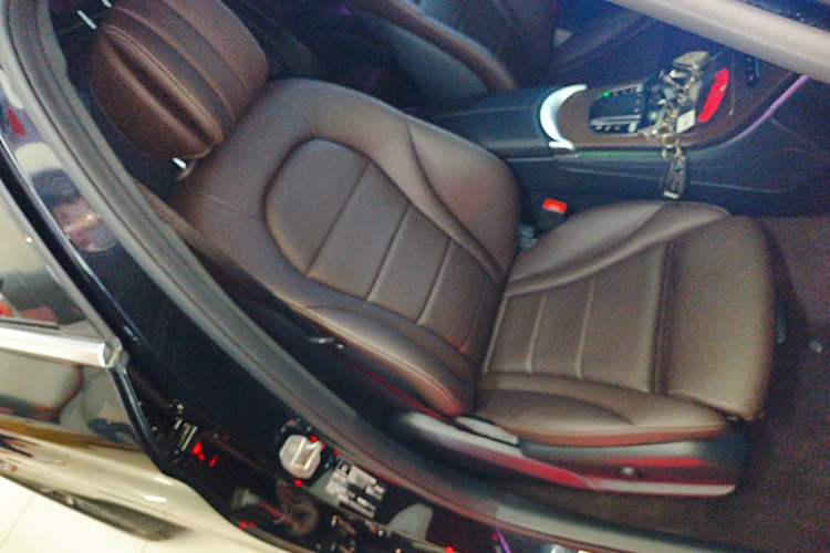 Used Mercedes-Benz GLC 2022 Second Facelift GLC 260 L 4MATIC Luxury Edition Right Front Seat