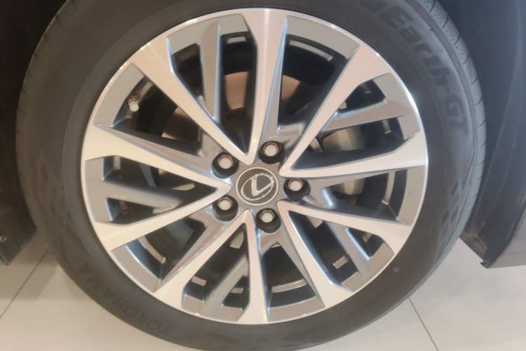 Used Lexus ES 2023 200 Excellence Edition Right Front Wheel Hub