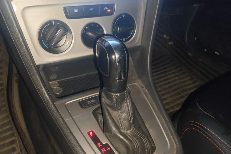 Used Volkswagen Lavida 2013 Revised Classic 1.6L Automatic Fashion Edition Gear Lever