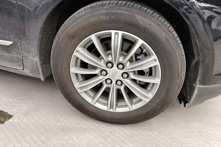 Used Cadillac XT5 2018 25T Luxury Model Right Front Wheel Hub