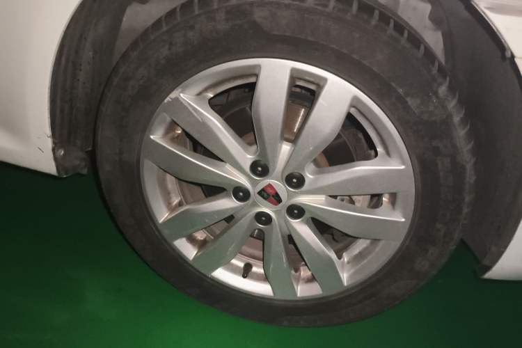 Used Roewe 350 2015 1.5L Manual Luxury Sunroof Edition Right Front Wheel Hub