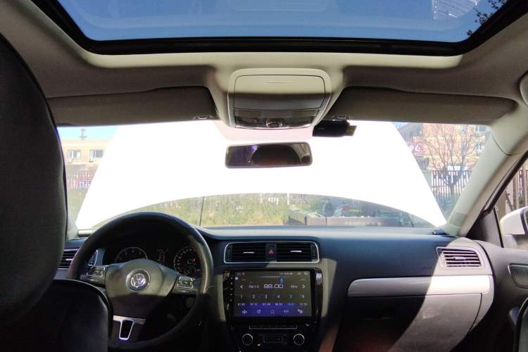 Used Volkswagen Sagitar 2012 1.4TSI Automatic Luxury Edition Headliner