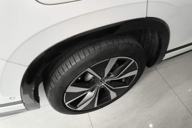 Used Volkswagen Tayron X 2023 Revised 380TSI Four-Wheel Drive Flagship Smart Edition Right Rear Wheel Hub