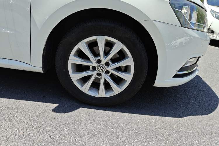 Used Volkswagen Lavida 2015 1.6L Automatic Comfort Edition Right Front Wheel Hub