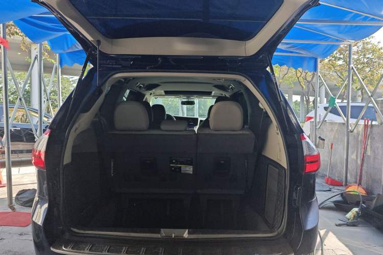 Used Toyota Sienna 2019 3.5L Two-Wheel Drive XLE 7 Seats U.S. Specification
