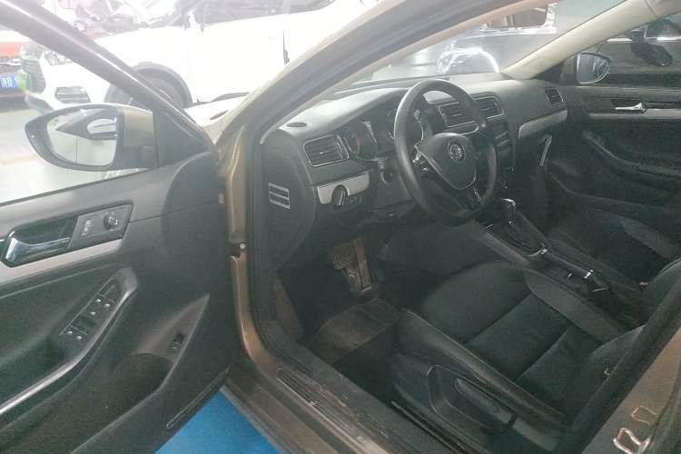 Used Volkswagen Sagitar 2015 1.6L Automatic Comfort Model
