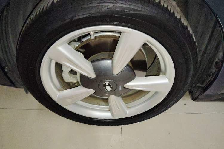 Used ORA Good Cat 2023 401 km Standard Range Luxury Version Lithium Iron Phosphate Left Front Wheel Hub