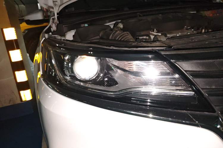 Used Roewe i6 New Energy 2017 45T Hybrid Connect & Smart Enjoyment Edition Right Front Headlight