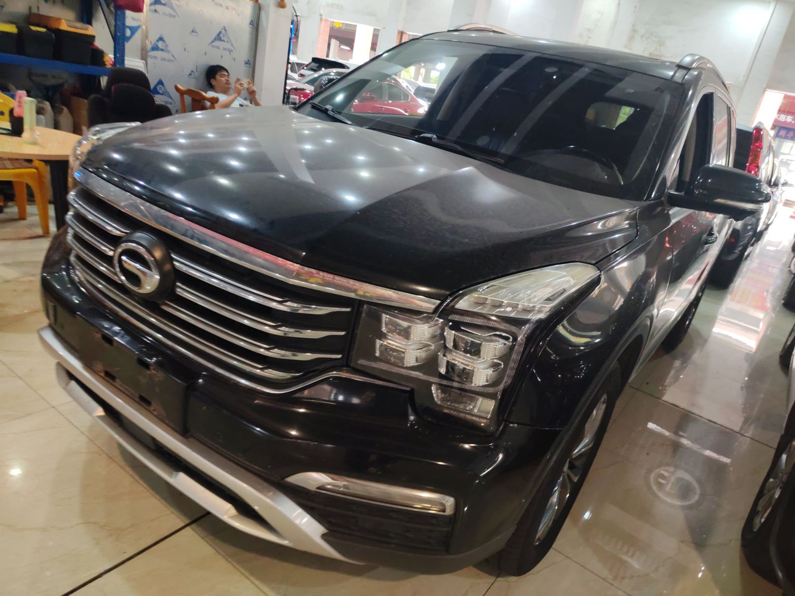 Под передней частью автомобиля