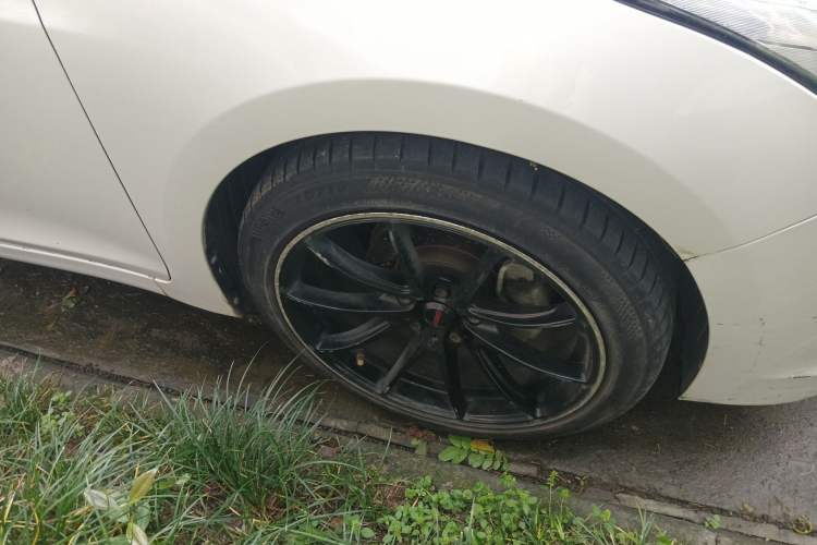 Used Hyundai Mistra 2014 1.8L Automatic Smart GLS Right Front Wheel Hub