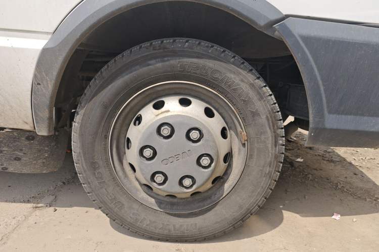 Used Iveco Daily 2022 2.5T A37 M1 Passenger Van 5-9 Seats Long Wheelbase Mid-Roof Design Dual Tires Side Sliding Doors
