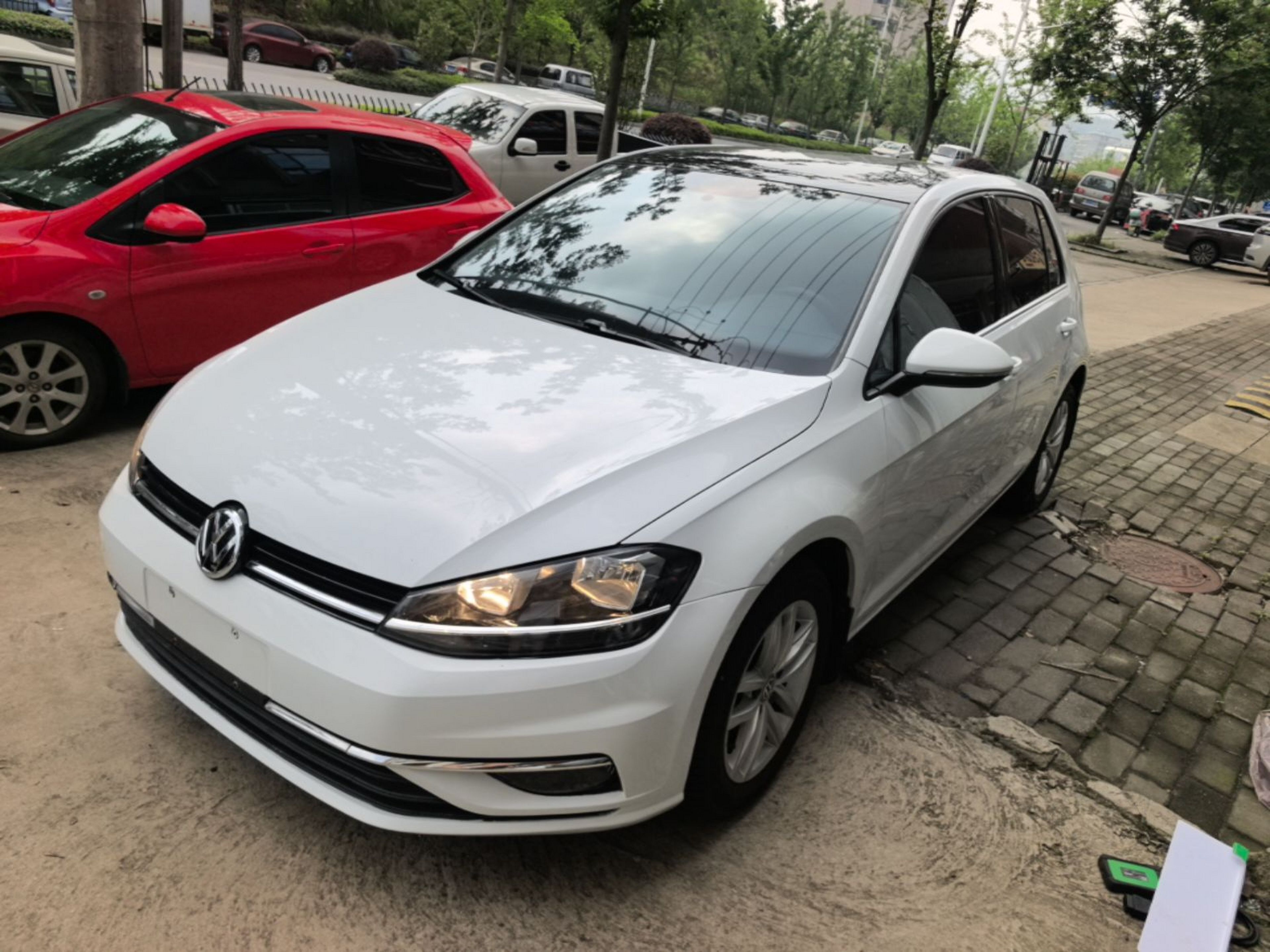 Под передней частью автомобиля