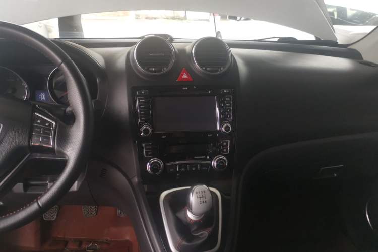 Used Haval H6 2016 Upgraded Model 1.5T Manual Two-Wheel Drive Elite Version Audio And AC Panel