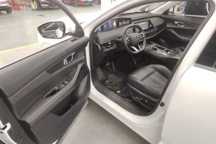 Used CHANGAN UNI-K 2024 2.0T Two-Wheel Drive YueShang Trim Interior 3