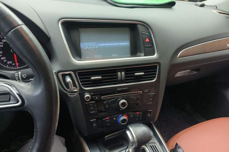 Used Audi Q5 2016 40 TFSI Trendy Edition Audio And AC Panel