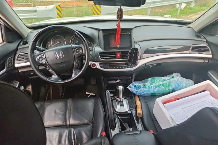 Used Honda Crosstour 2014 3.0L AWD Prestige Edition Center Console